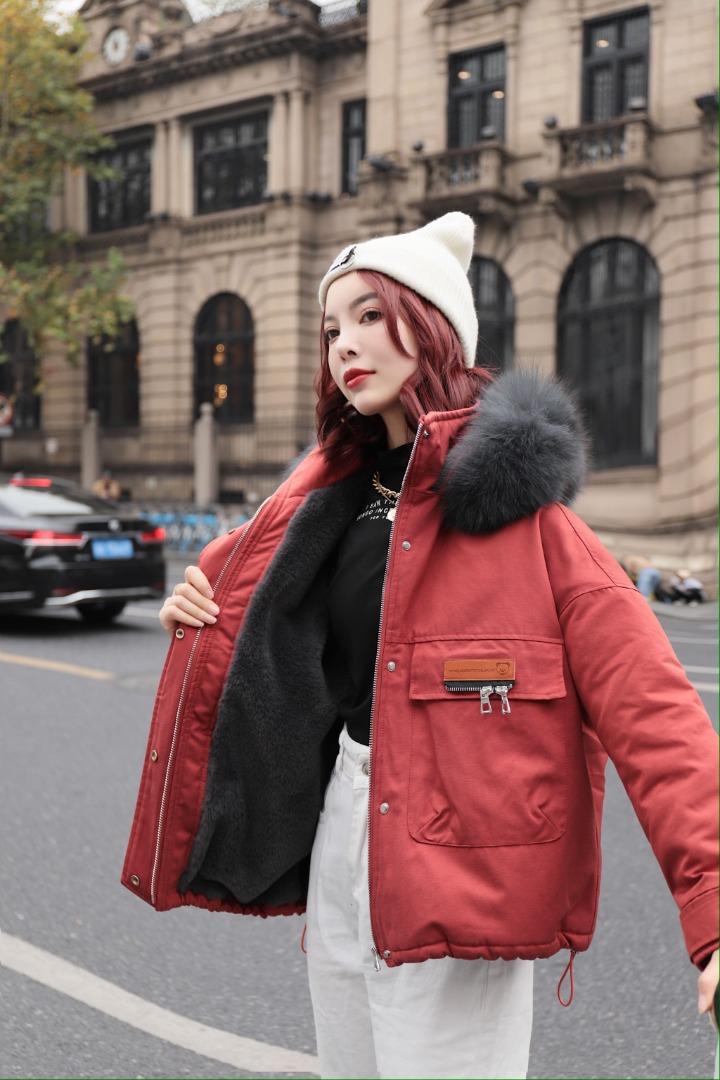2021早冬上新大狐狸毛领左胸贴牌拉链设计短款派克服，女装，红雀纺