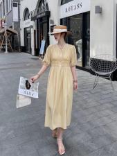 现货夏季V领收腰连衣裙2021新款修身显瘦套头法式裙，女装连衣裙，妍妍衣坊