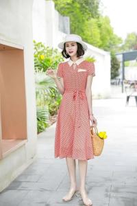 开领的设计，为本是简约的碎花裙添加了时尚感，实穿又减玲,女装,漫菲妮
