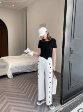 款号9410设计感短袖胸针T恤现货，女装T恤，ciytorviar 仙度维拉