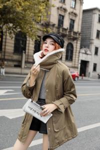 2021冬款新款拼羊羔毛娃娃领设计休闲派克服,女装,红雀纺