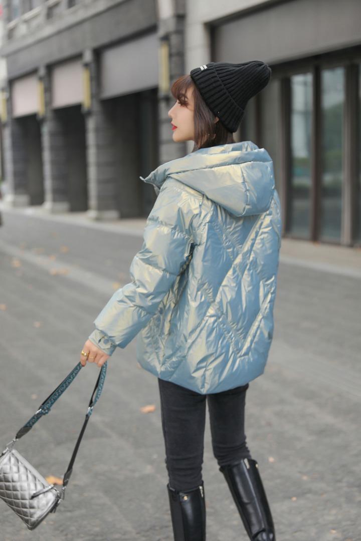 珠光亮面带帽时尚羽绒服，女装羽绒服，平凡人生