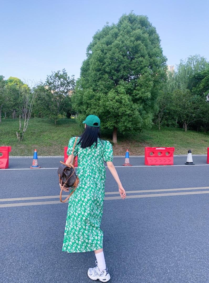 V领碎花连衣裙，女装连衣裙，last name