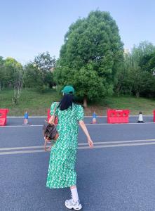 V领碎花连衣裙,女装连衣裙,last name