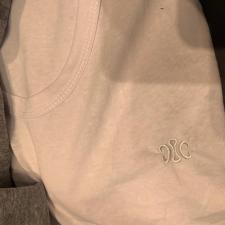 新款V领胸口刺绣百搭棉T，女装，OF
