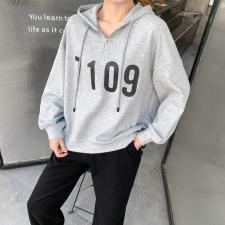 【现货】2021新款春纯色简约数字印花半开拉链连帽卫衣，女装卫衣/绒衫，壹题YITI