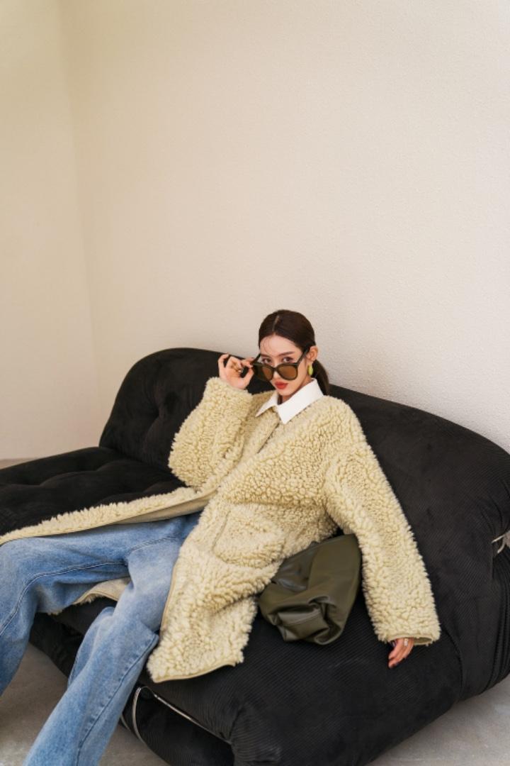 冬季极简风摇粒绒皮毛一体外套，女装，AUDREY WANG