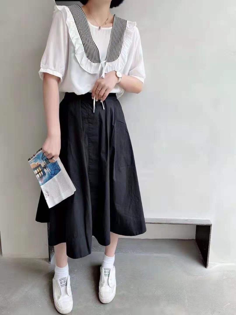 夏黑色，白色小衫，女装，开心依典