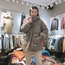 2021冬款新款90白鸭绒韩版连帽腰间抽绳设计羽绒服，女装羽绒服，红雀纺