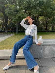 春款女装气质印花设计感小众蝙蝠袖垂感蓝色，白色衬衫,女装衬衫,咔绣