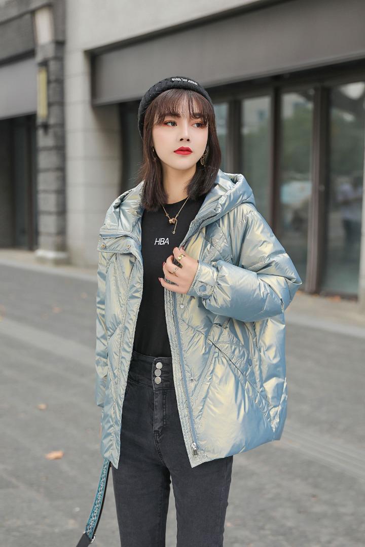 珠光亮面带帽时尚羽绒服，女装羽绒服，平凡人生