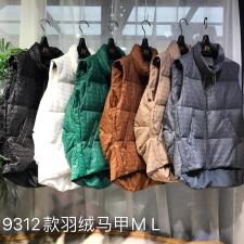 9312--1羽绒马甲 不惧严寒，百搭款演绎整个冬，女装马夹，蓝衣可