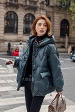 「现货」亮面90绒羽绒服女拉链牛角扣带帽短款，女装羽绒服，A 億