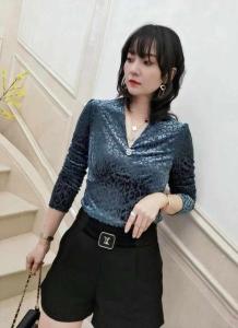 V领植绒烧花绿豹点,女装,赫琳娜