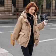 「现货」亮面90绒羽绒服女拉链牛角扣带帽短款，女装羽绒服，A 億