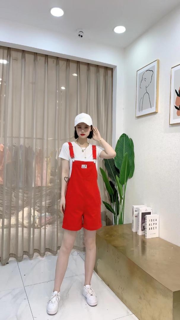现货套装背带短裤，女装职业装，吸引力
