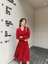 它来了大爱这个波点长裙?小翻领V型的设计·拥有天鹅颈不是问，其它，潘大利