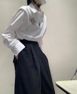 金属胸针衬衫 下摆抽绳 可盐可甜,女装衬衫,Queena PHoebe