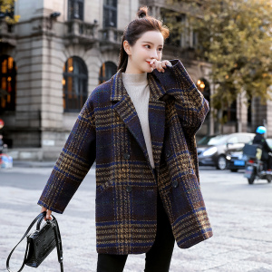 中长款格子大衣的搭配