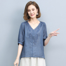 2024夏季新款简约时尚优雅气质V领绣花休闲舒适上衣，女装T恤，丽影随形