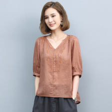 2024夏季新款简约时尚优雅气质V领绣花休闲舒适上衣，女装T恤，丽影随形