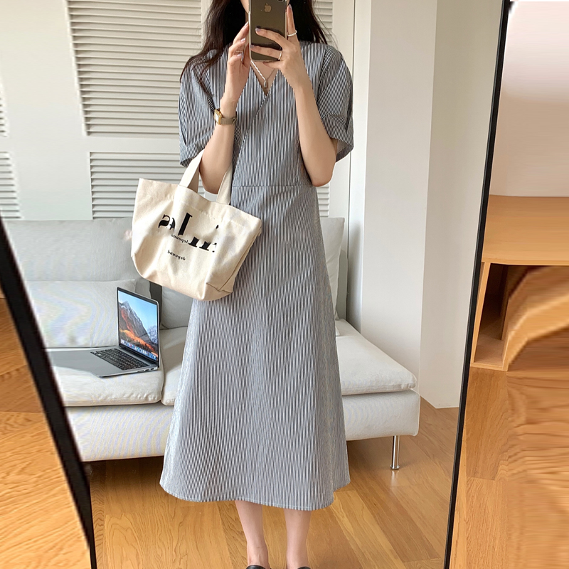 夏季高级感设计镂空露腰气质条纹V领泡泡袖连衣裙长裙女，女装连衣裙，潮品会